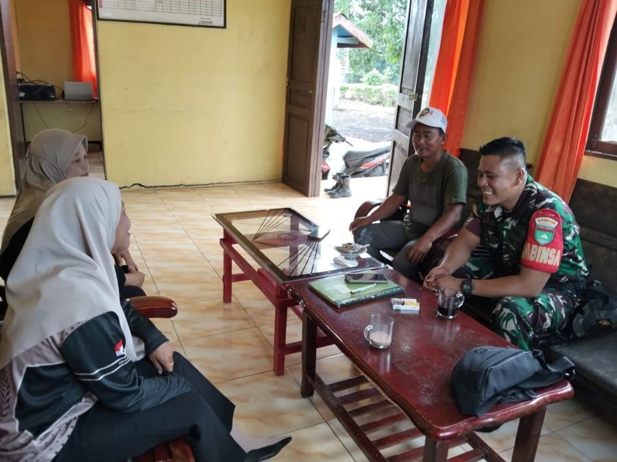 Babinsa Koramil 06/KTM, Kopda Raja Sihotang , melaksanakan kegiatan pengawasan SDM Komduk bersama wa