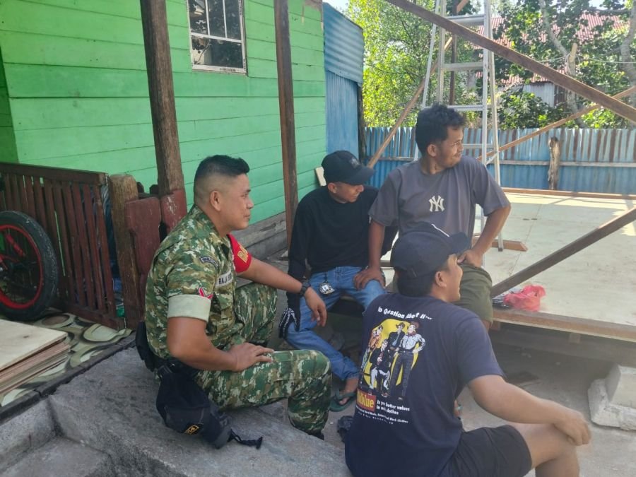 Babinsa Koramil 06/KTM, Kopda Raja Sihotang, Melaksanakan pengawasan SDM dalam rangka silahturahmi.