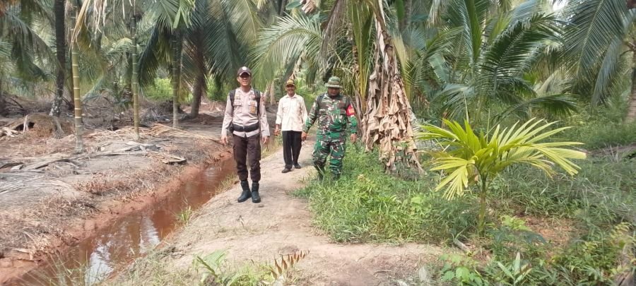 Babinsa Koramil 06/KTM Kopda Riski amanda melaksanakan Patroli Tapal Batas