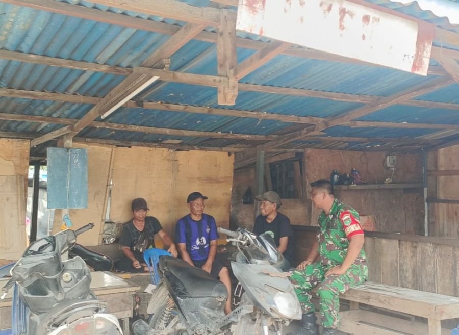 Babinsa Koramil 06/KTM, Koptu Al Alim, melaksanakan kegiatan Pengawasan Komunikasi Sosial (Komsos)