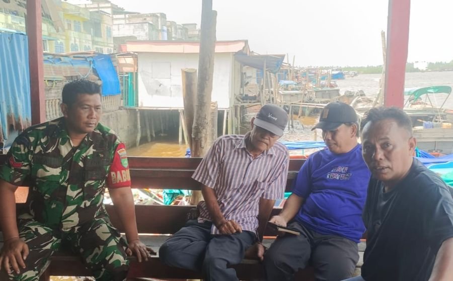 Babinsa Koramil 06/KTM, Koptu Al Alim, melaksanakan kegiatan pengawasan Komunikasi Sosial (Komsos).