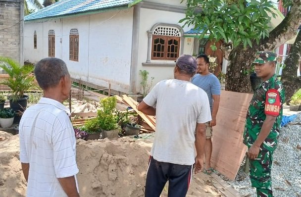 Babinsa Koramil 06/KTM Laksanakan Pengawasan SDM dan Pererat Silaturahmi dengan Warga Desa Penjuru