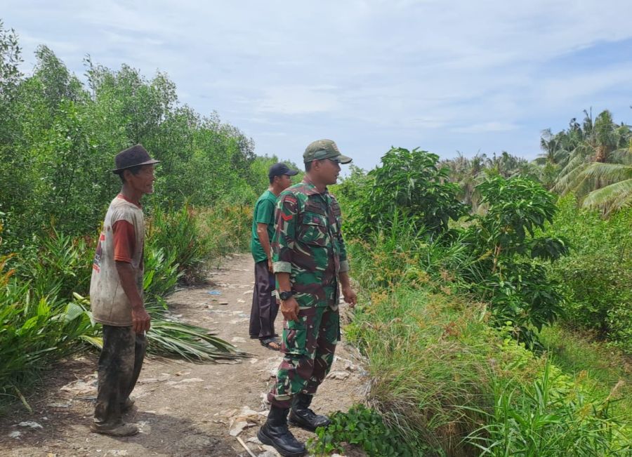 Babinsa Koramil 06/KTM Laksanakan Patroli Tapal Batas di Desa Kuala Selat