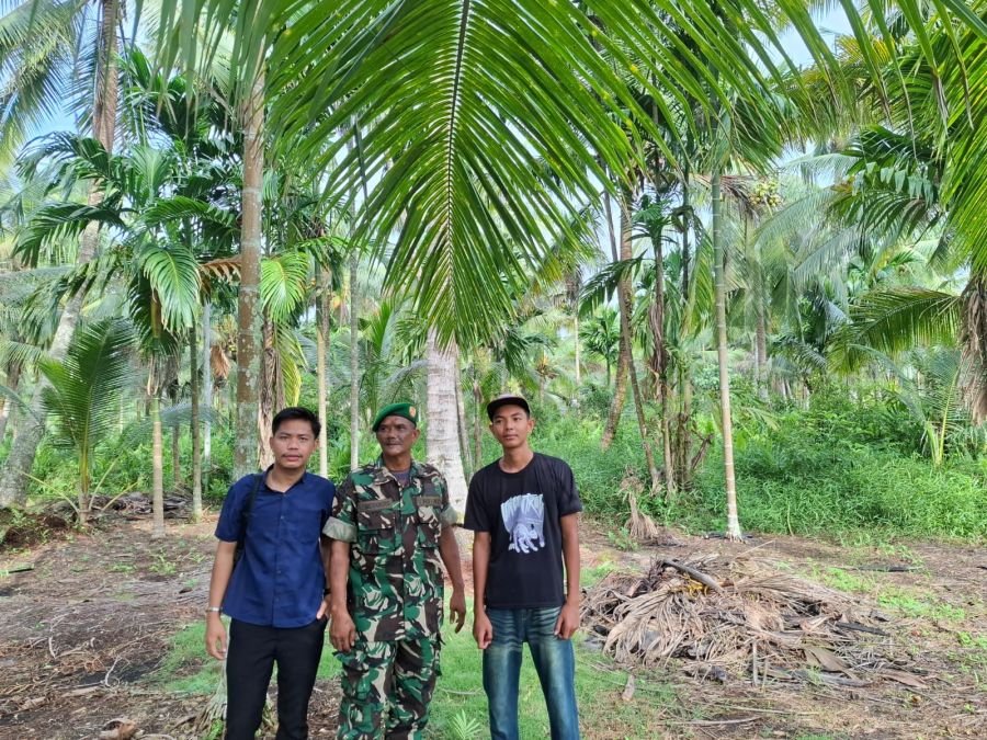 BABINSA KORAMIL 06/KTM LAKSANAKAN PATROLI TAPAL BATAS DI WILAYAH DESA GEMBARAN