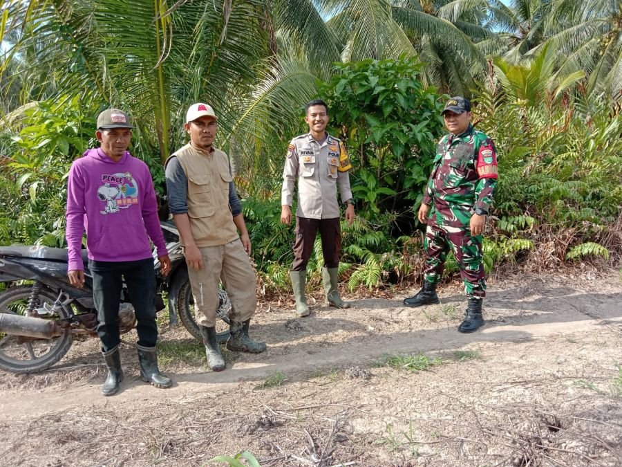 Babinsa Koramil 06/KTM Praka Riski amanda Melaksanakan patroli tapal Batas