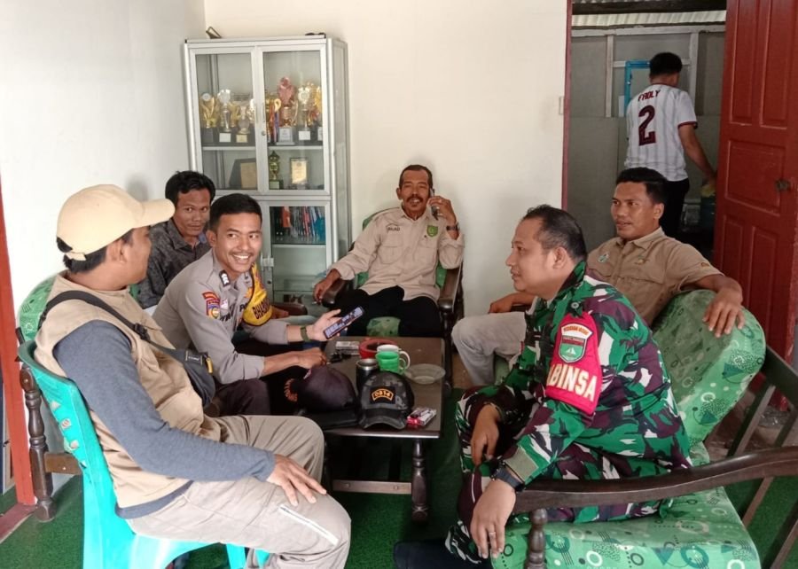Babinsa Koramil 06/KTM Praka Riski amanda.BB melaksanakan Pengawasan SDM komduk