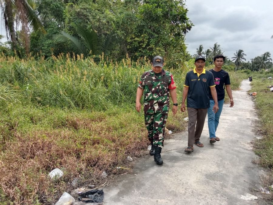 Babinsa Koramil 06/KTM Praka Riski Amanda melaksanakan kegiatan patroli tapal batas di wilayah binaa