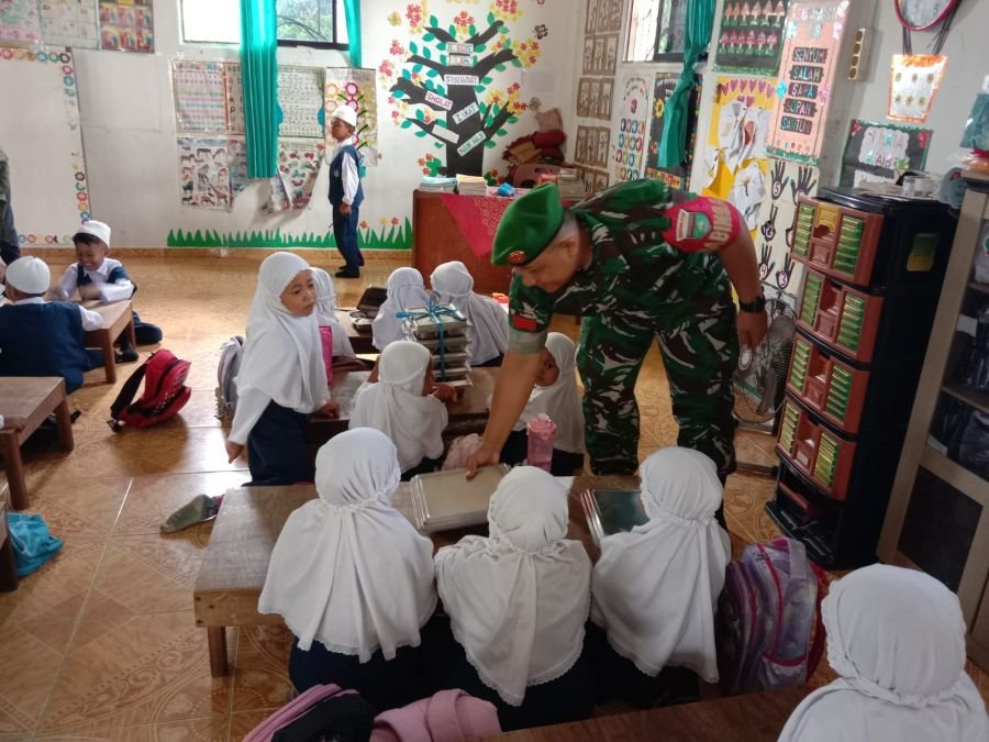 Babinsa Koramil 06/KTM Praka Riski amanda melaksanakan pendampingan MBG