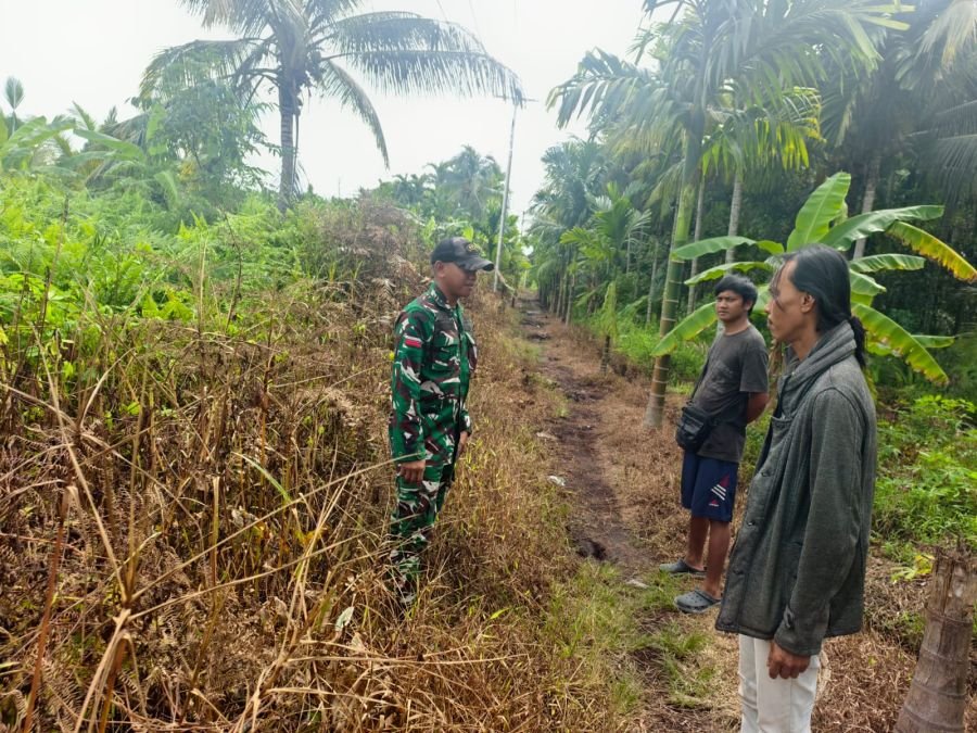 BABINSA KORAMIL 06/KTM PRATU ABDUL FIKRI MELAKSANAKAN PATROLI TAPAL BATAS