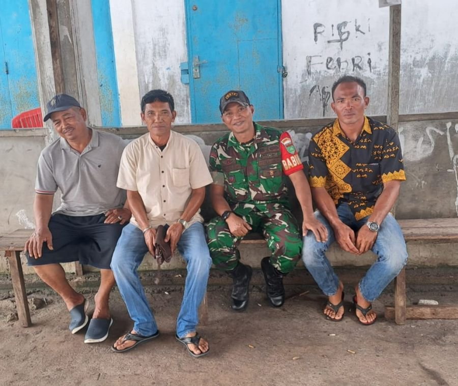Babinsa Koramil 06/KTM Sosialisasikan Kelangkaan BBM kepada Pengemudi Ojek di wilayah binaan