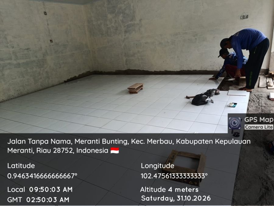 Babinsa Koramil 06/Merbau Awasi Pembangunan KDKMP Pemasangan Keramik Terus Berjalan