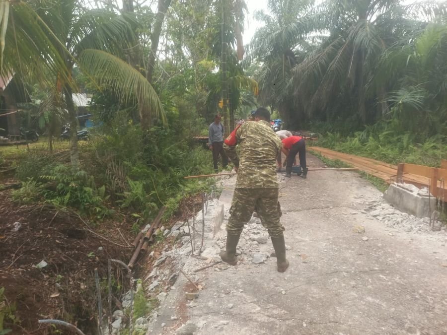 Babinsa Koramil 06/Merbau Awasi Pembangunan Jembatan Merah Putih di Desa Ketapang Permai