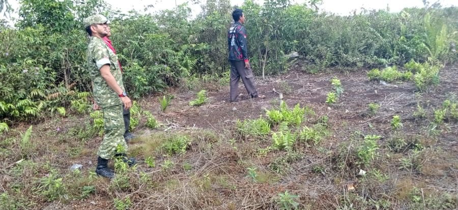 Babinsa Koramil 06/Merbau Bersama Masyarakat Gelar Patroli Karhutla di Desa Mengkirau