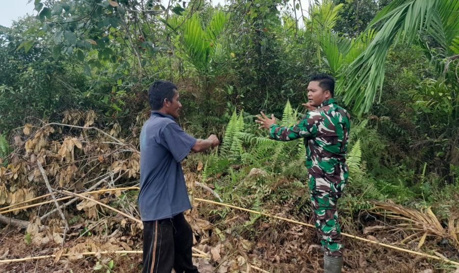 Babinsa Koramil 06/Merbau Bersama Warga Patroli Karhutla di Lahan Gambut Desa Dedap
