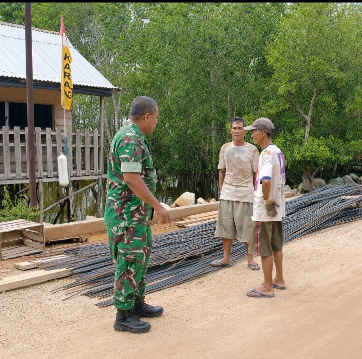 Babinsa Koramil 06/Merbau Hadir di Tengah Warga, Pererat Silaturahmi Lewat Komsos
