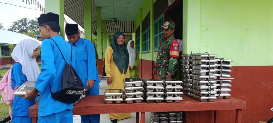 Babinsa Koramil 06/Merbau Kawal Operasional SPPG, 3.023 Porsi Makan Sehat Bergizi Disalurkan