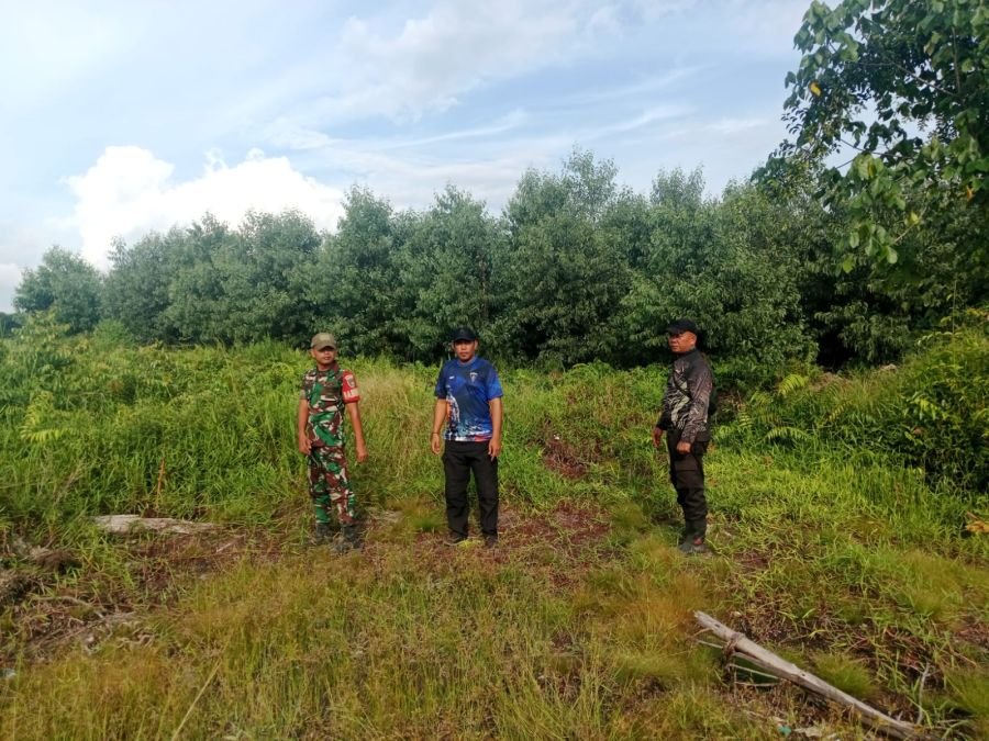 Babinsa Koramil 06/Merbau Patroli Karhutla, Cek Lahan Gambut dan Sumber Air di Desa Selat Akar
