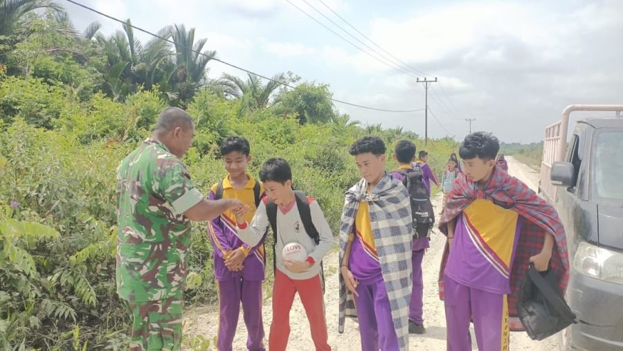 Babinsa Merbau Tanamkan Nilai Pancasila kepada Pelajar di Kampung Pancasila