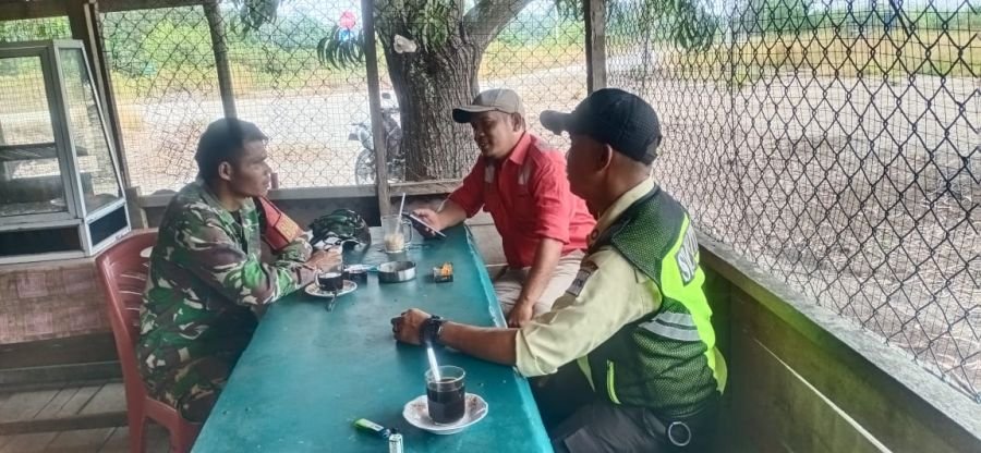 Babinsa Koramil 06/Merbau Pererat Silaturahmi dengan Warga Melalui Komsos di Teluk Belitung