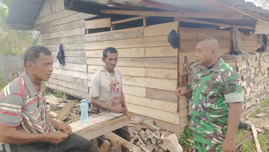 Babinsa Koramil 06/Merbau Perkuat Komsos Bersama Warga di Kampung Pancasila