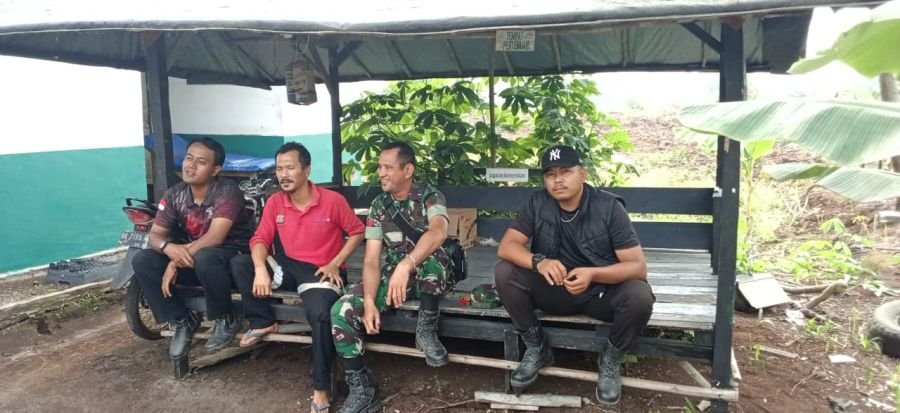 Babinsa Koramil 06/Merbau Perkuat Kemanunggalan TNI dan Rakyat Melalui Komsos di Kampung Pancasila