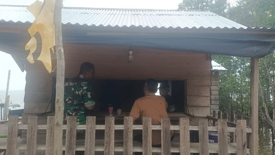 Babinsa Koramil 06/Merbau Perkuat Nilai Kebangsaan Melalui Komsos di Kampung Pancasila