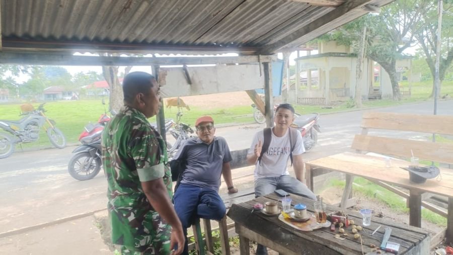Babinsa Koramil 06/Merbau Perkuat Nilai Pancasila Melalui Komsos Bersama Warga Teluk Belitung