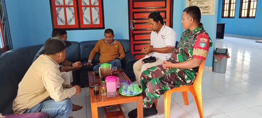 Babinsa Koramil 06/Merbau Perkuat Nilai Pancasila Melalui Komsos Bersama Warga Teluk Belitung