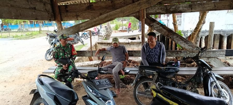 Babinsa Koramil 06/Merbau Perkuat Nilai Pancasila Lewat Komsos Bersama Warga Teluk Belitung