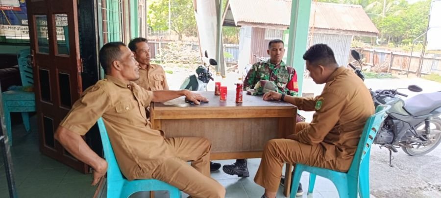 Babinsa Koramil 06/Merbau Perkuat Sinergi dengan Perangkat Kelurahan Lewat Komsos di Teluk Belitung