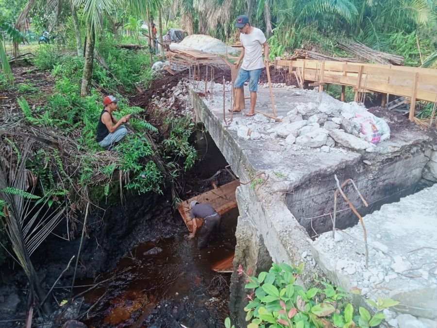Babinsa Koramil 06/Merbau Terus Awasi Pembangunan Jembatan Merah Putih.