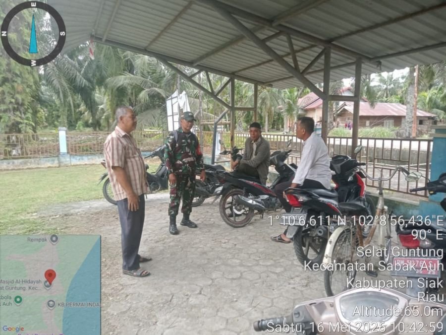 Babinsa Koramil 06/PWK Sabak Auh Pererat Silaturahmi dengan Warga Lewat Komsos di Wilayah Binaan