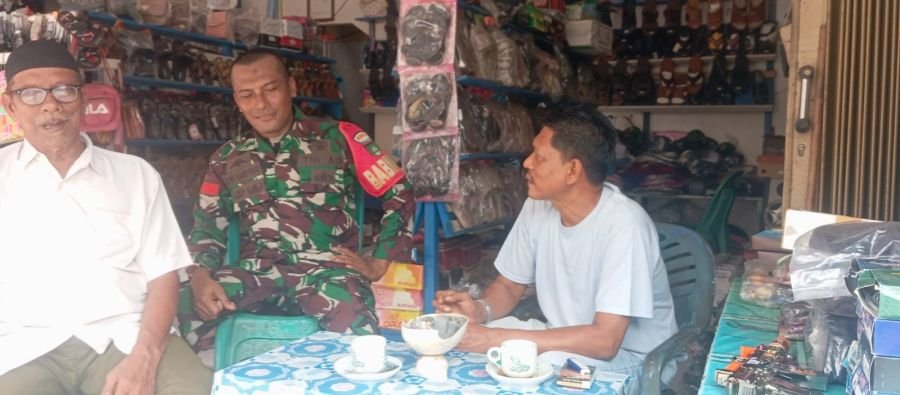 Babinsa Koramil 06/Senayang Ajak Warga Perkuat Pos Kamling Jaga Kamtibmas di Kelurahan Senayang