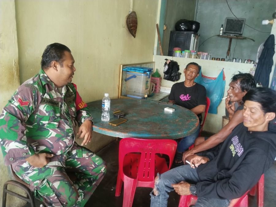 Babinsa Koramil 06/Senayang Ajak Warga Desa Benan Perkuat Siskamling Jaga Kamtibmas