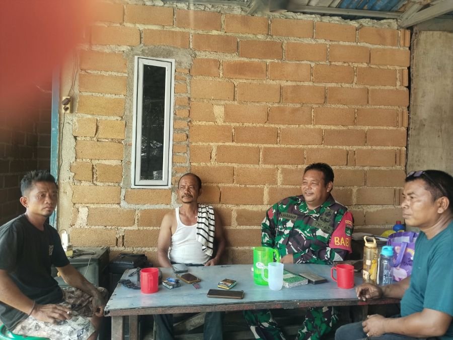 Babinsa Senayang Ajak Warga Desa Benan Aktifkan Siskamling