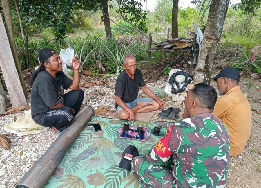 Babinsa Koramil 06/Senayang Ajak Warga Tajur Biru Peduli Kebersihan Lingkungan