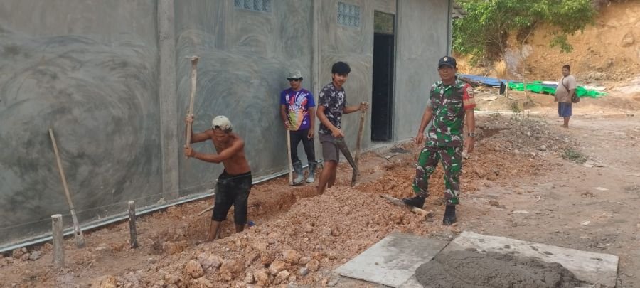 Babinsa Koramil 06/Senayang Awasi Pembangunan Gedung MBG Demi Percepatan Peningkatan Gizi Masy