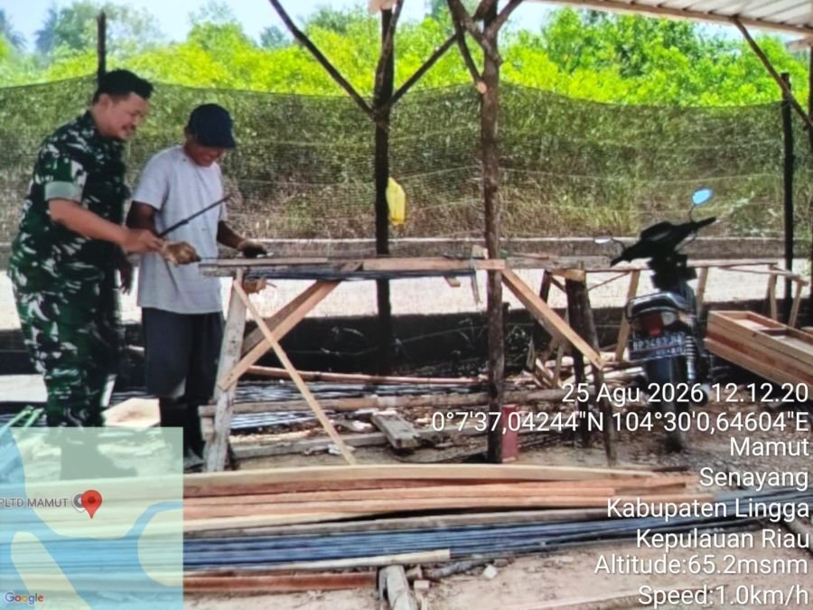 Babinsa Koramil 06/Senayang Bantu Bangun Rumah Warga, Wujud Nyata Kemanunggalan TNI dengan Rakyat