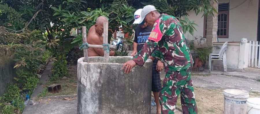 Babinsa Koramil 06/Senayang Bantu Warga Hadapi Kesulitan Air Bersih Selama Musim Kemarau