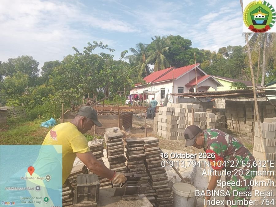 Babinsa Peltu Jani Sembiring Bantu Warga Membuat Batako di Lingga