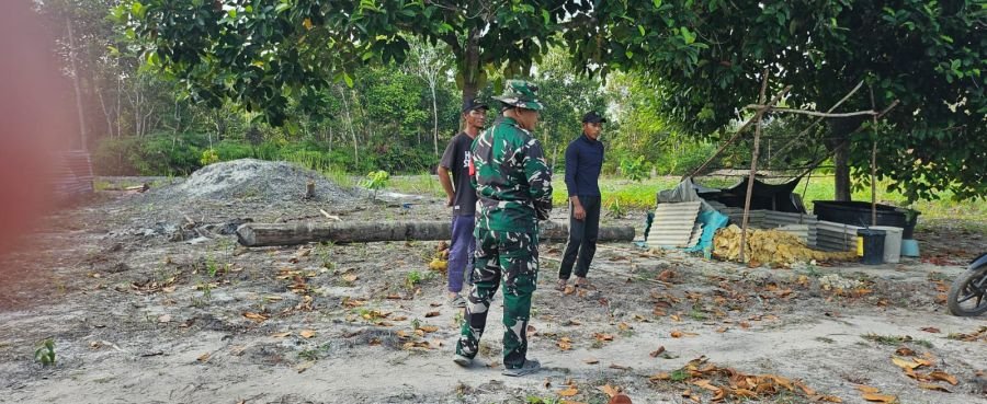 Babinsa Koramil 06/Senayang Bersama Warga Perkuat Sinergi Cegah Karhutla di Desa Penaah