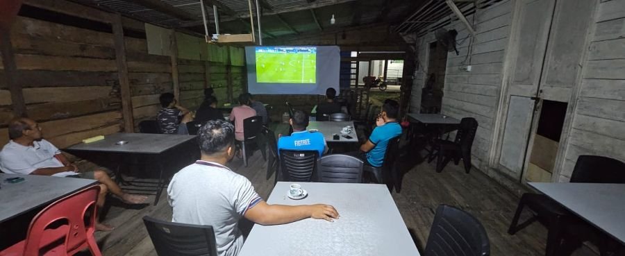 Babinsa Koramil 06/Senayang Hadir di Tengah Warga, Nobar Piala Dunia Bangun Nasionalisme