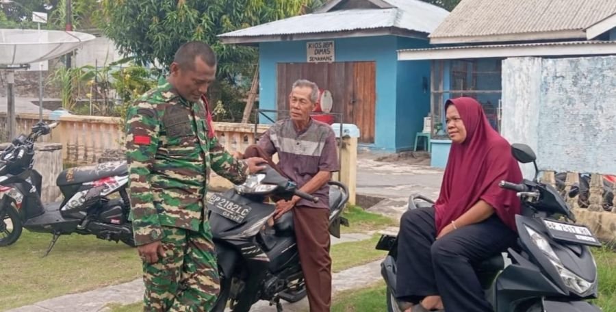 Babinsa Koramil 06/Senayang Imbau Warga Tertib Berlalu Lintas dan Utamakan Keselamatan