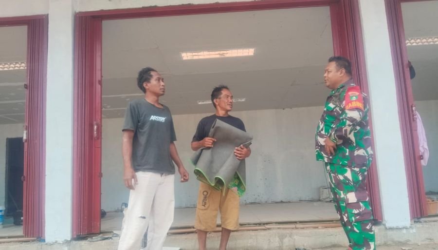 Babinsa Koramil 06/Senayang Kawal Pembangunan KDKMP Desa Mensanak, Wujudkan Penguatan Ekonomi Keraky