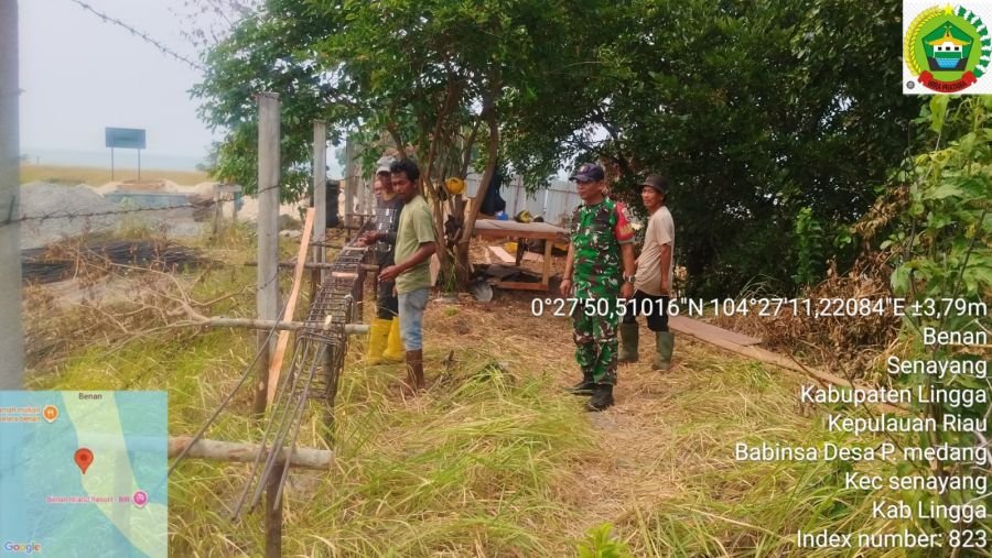 Babinsa Koramil 06/Senayang Monitoring Pembangunan Kampung Nelayan di Desa Pulau Medang