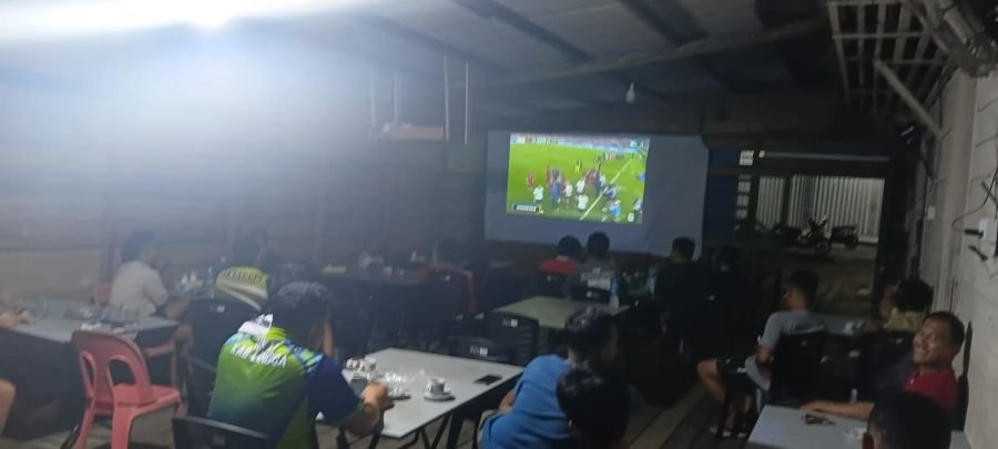 Babinsa Koramil 06/Senayang Nobar Piala Dunia 2026 Bersama Warga, Sepak Bola Menjadi Tauladan