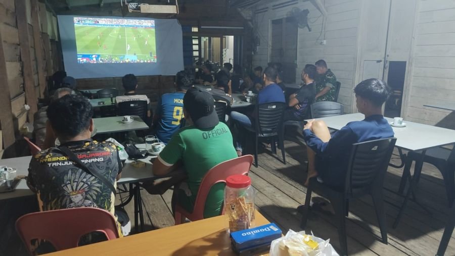 Babinsa Koramil 06/Senayang Nobar Piala Dunia 2026 Bersama Warga, Perkuat Kemanunggalan TNI dan Raky
