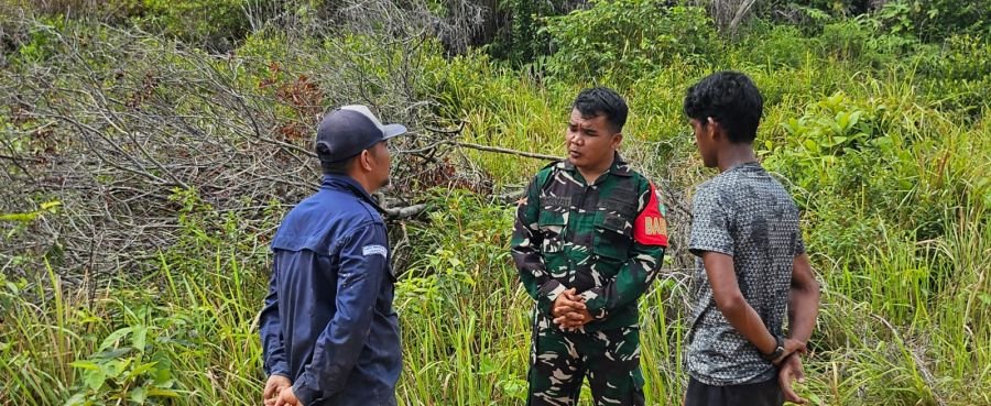 Babinsa Koramil 06/Senayang Patroli Lingkungan, Perkuat Sinergi Antisipasi Dan Cegah Karhutla di Des