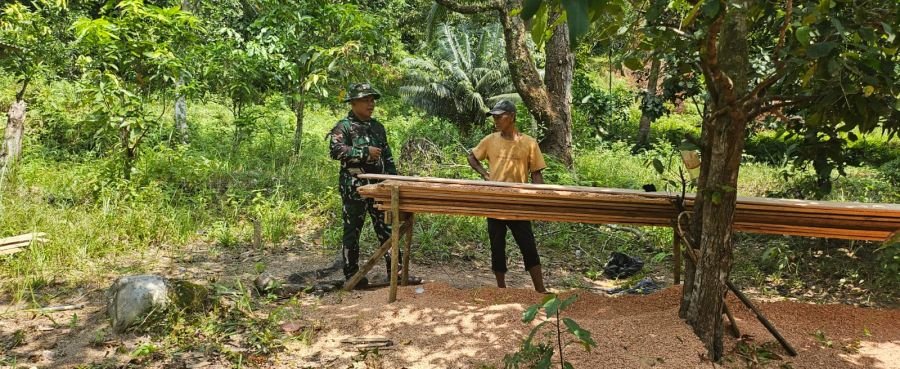 Babinsa Koramil 06/Senayang Perkuat Pengawasan Kelestarian Hutan dan Cegah Karhutla di Desa Penaah