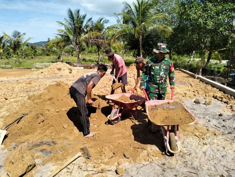 Babinsa Koramil 06/Serasan Awasi dan Bantu Pembangunan KDKMP Desa Payak